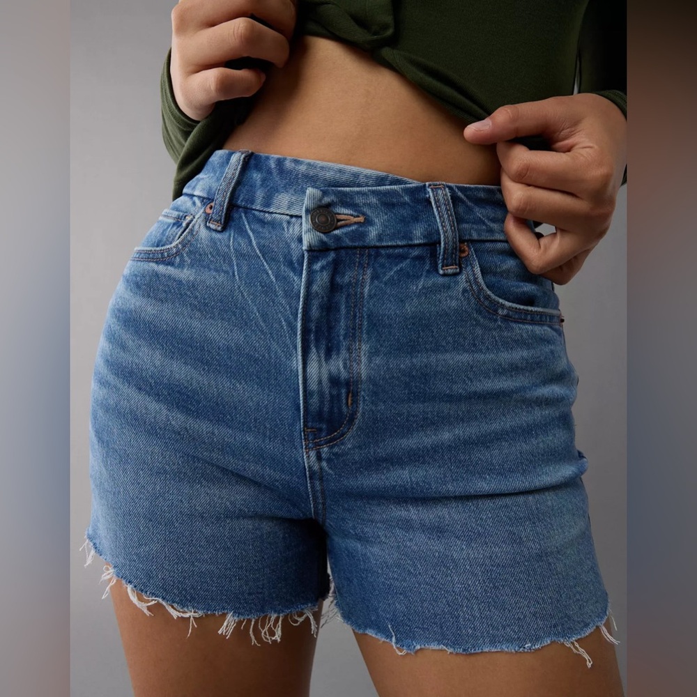 AE Stretch Curvy Crossover Denim Mom Short - Picture 3 of 4